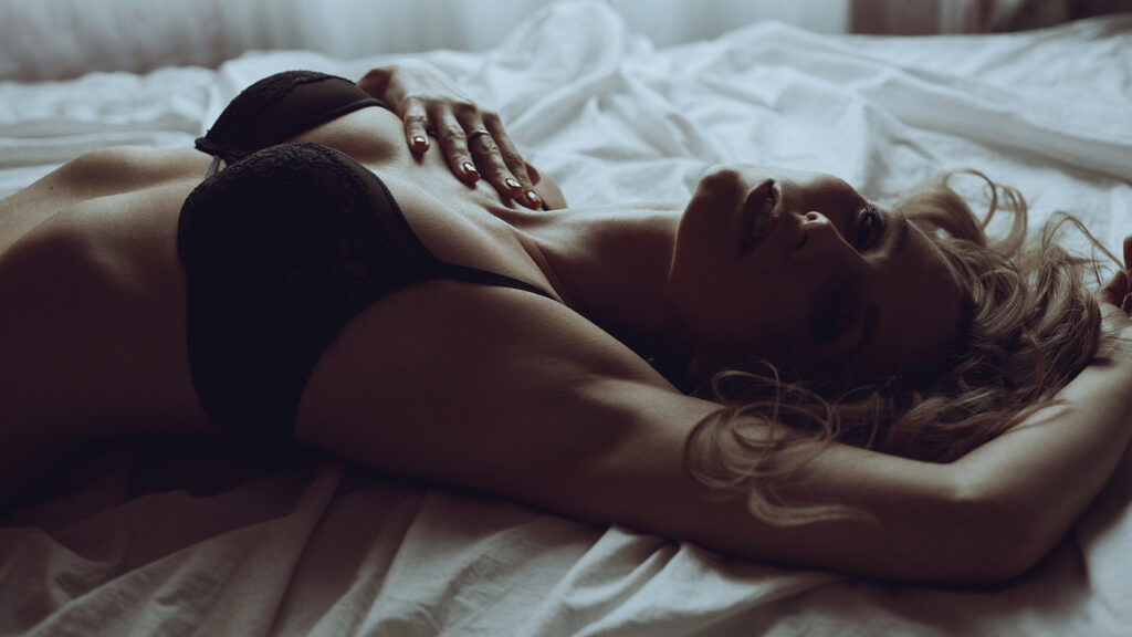 Boudoir portret ženske v profesionalnem studiu, elegantno in samozavestno fotografiranje s poudarkom na ženstvenosti